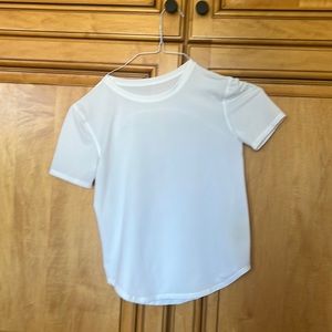 Hi!! I’m selling a lululemon shirt white, and size 2! I hope you like it!!!